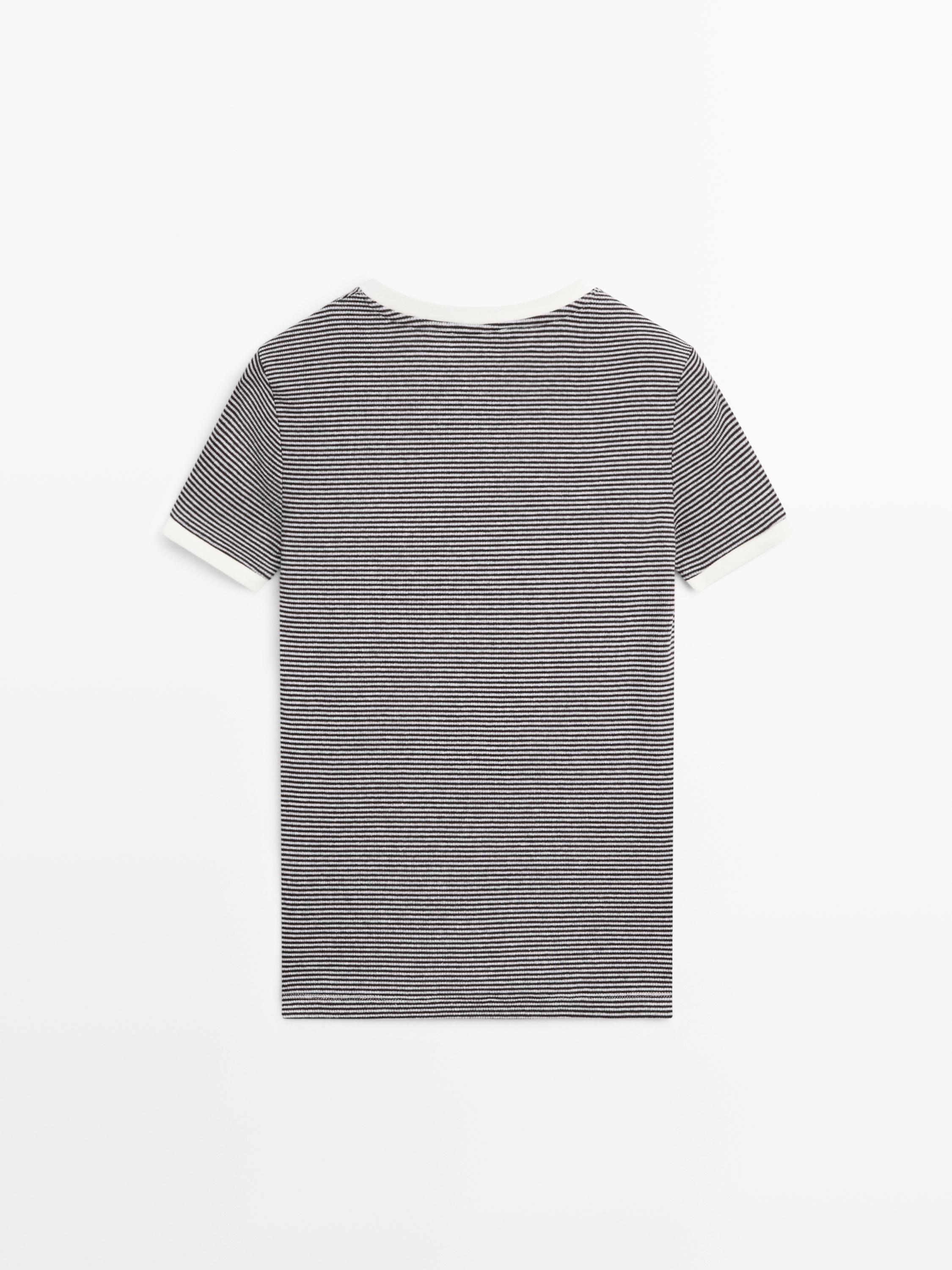 Short sleeve T-shirt with contrast detail